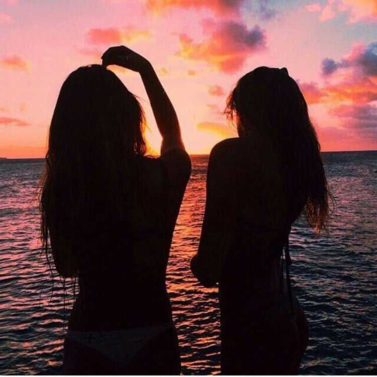 Подруги на закате