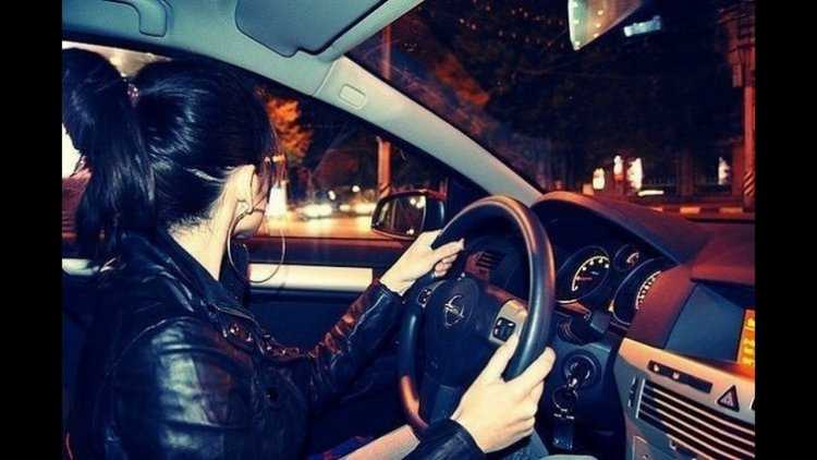 Девушка брюнетка за рулем