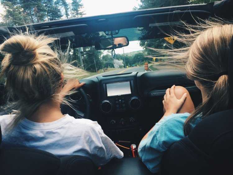 Две подруги в машине