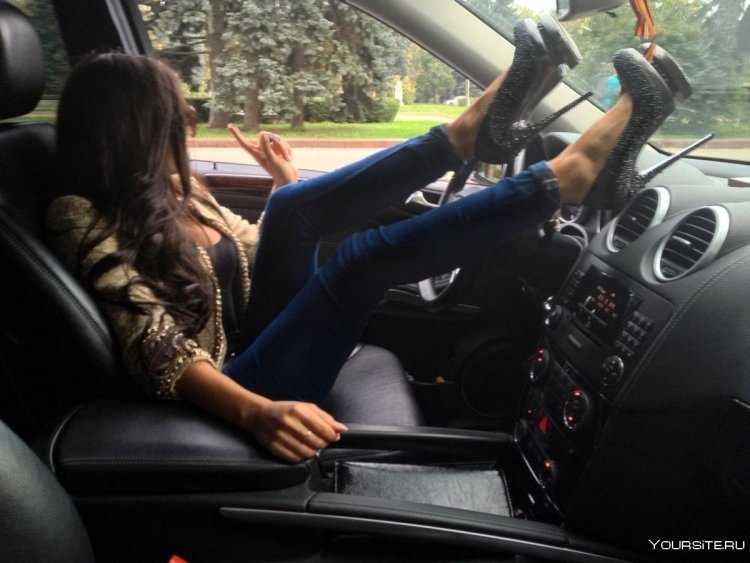 Девушка брюнетка в машине