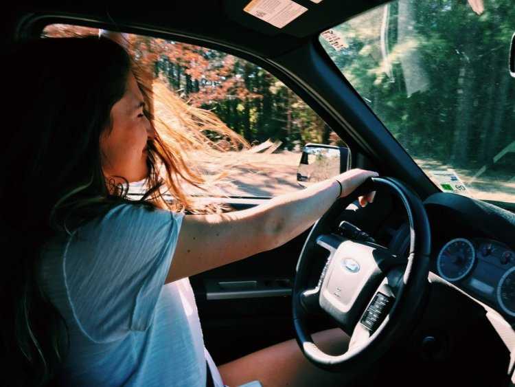 Девушка в машине за рулем