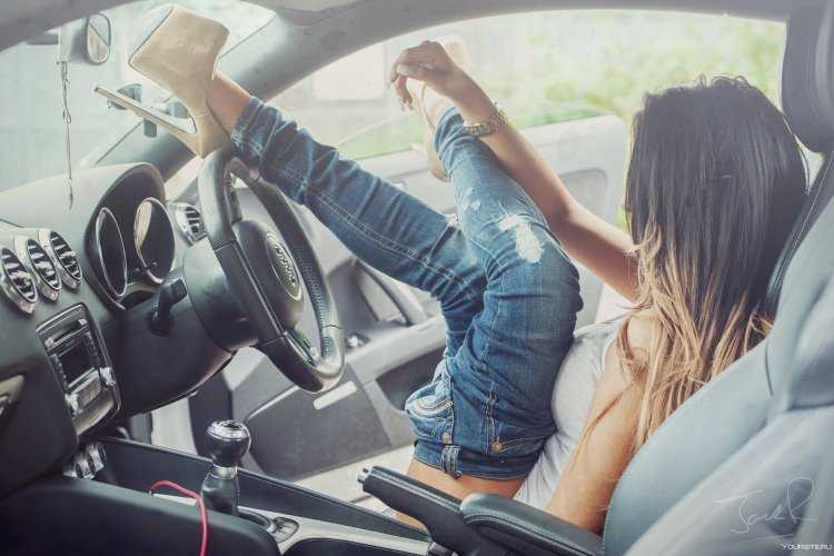 Девушка возле машины со спины