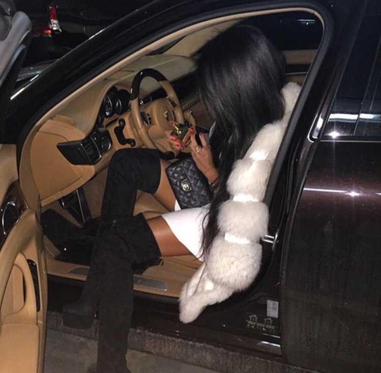 Девушка в шубе в машине без лица