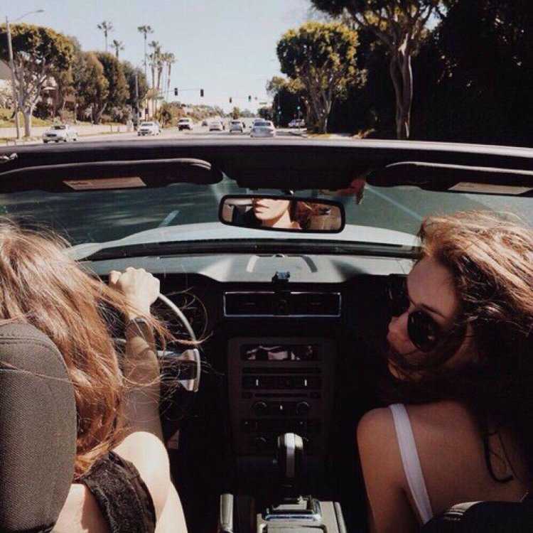 Подруги в машине