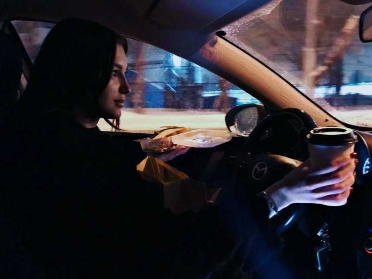 Девушка в машине ночью