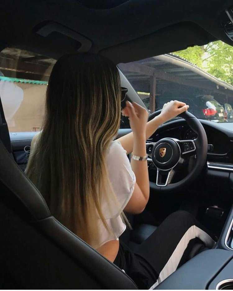 Девушка в машине