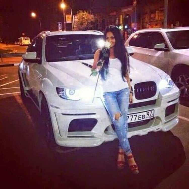 Брюнетка возле машины