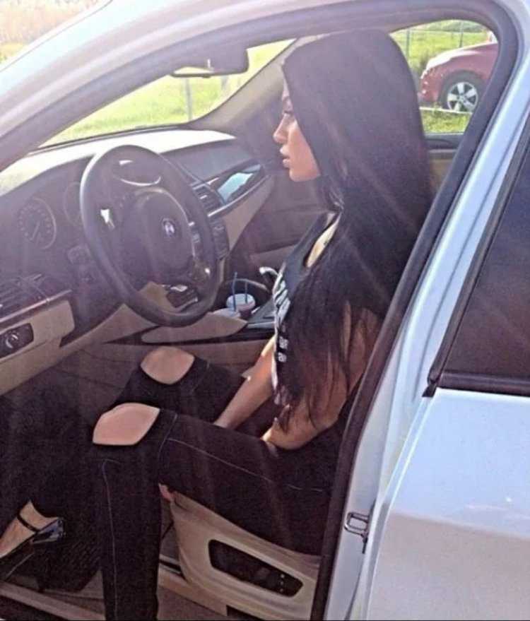 Брюнетка за рулем