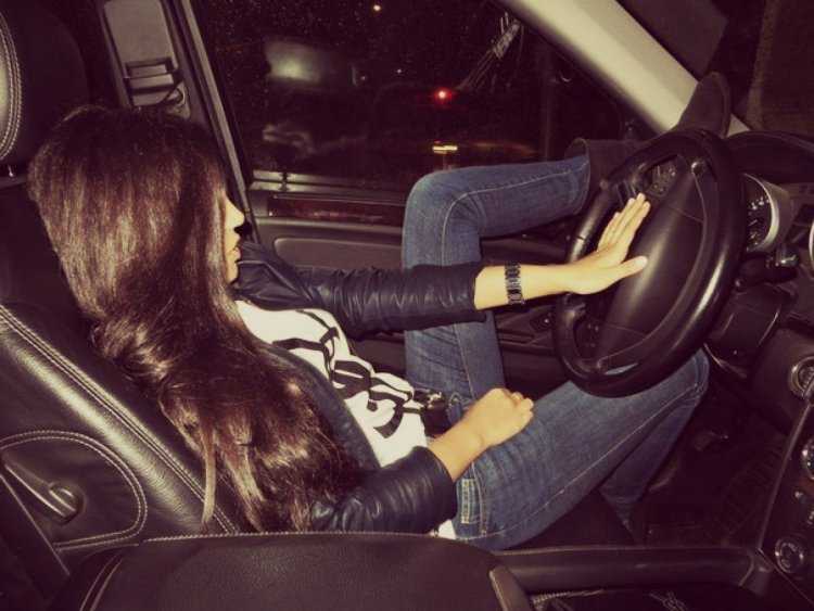 Девушка с длинными волосами за рулем