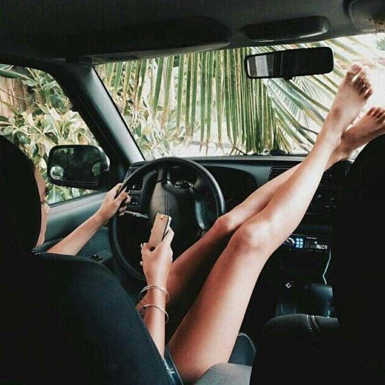 Женские ноги на торпеде