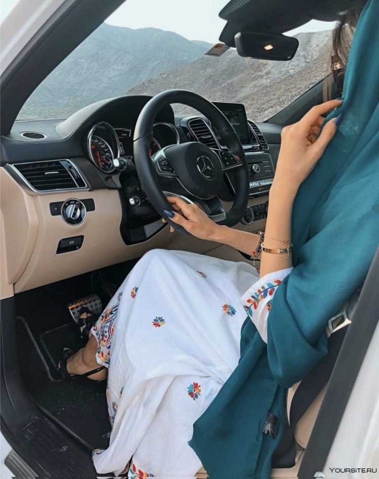 Девушка за рулем