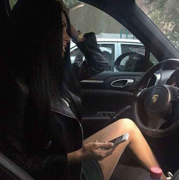 Красивая брюнетка в машине