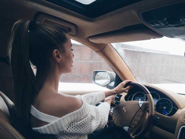 Девушка за рулём без лица