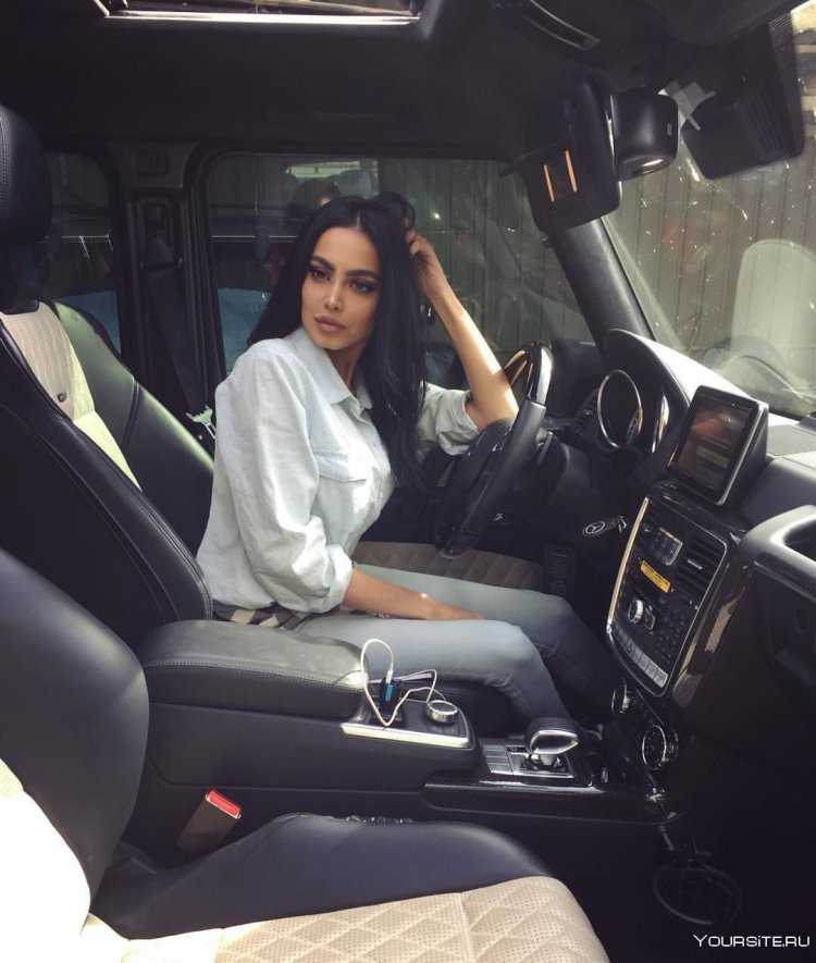 Богатая девушка в машине