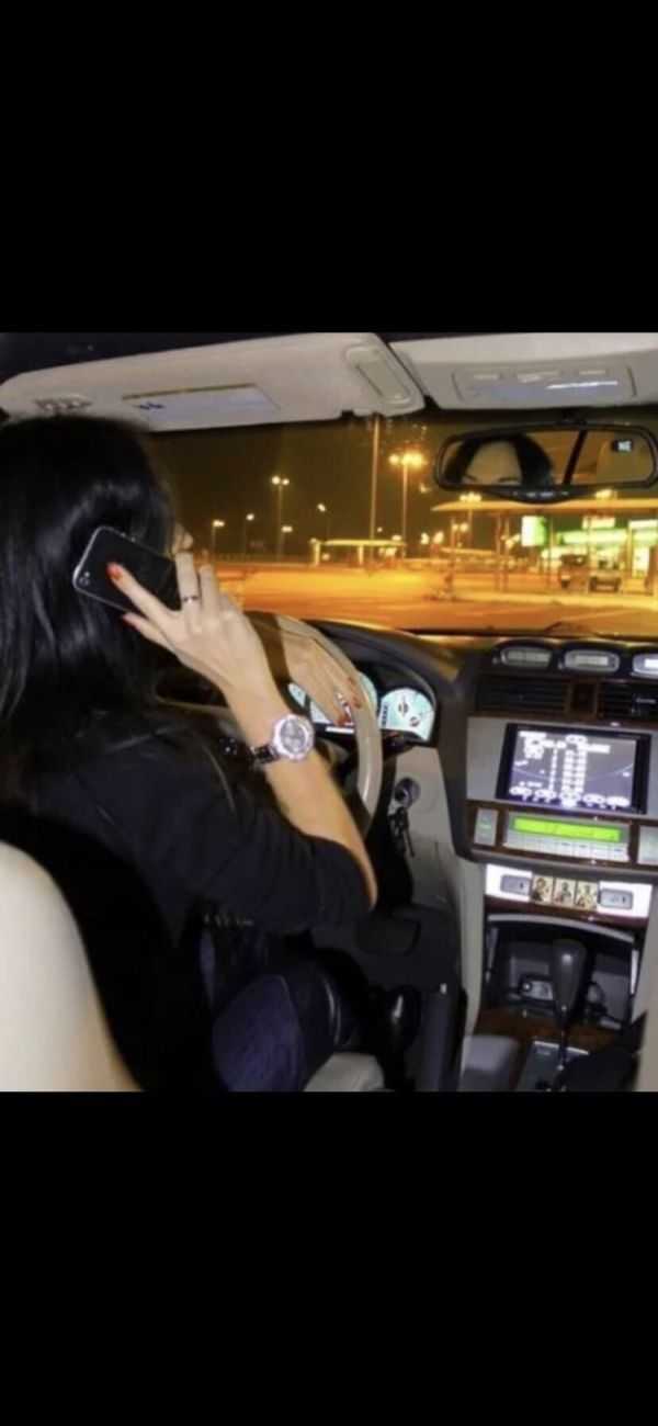 Девушка в машине со спины