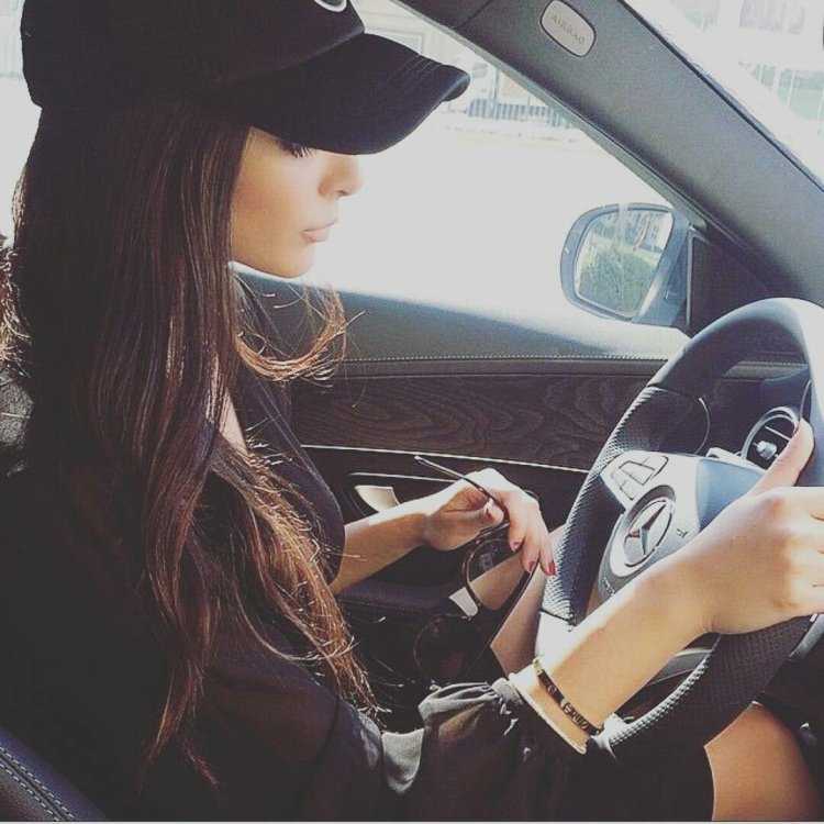 Шатенка в машине