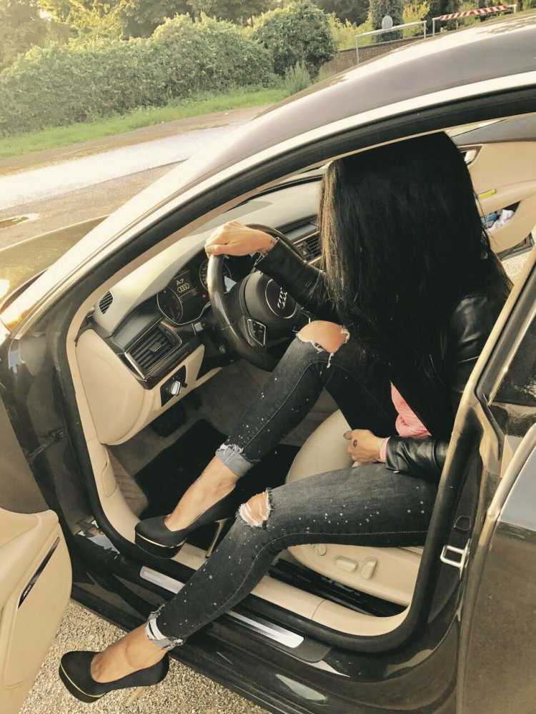 Брюнетка возле машины