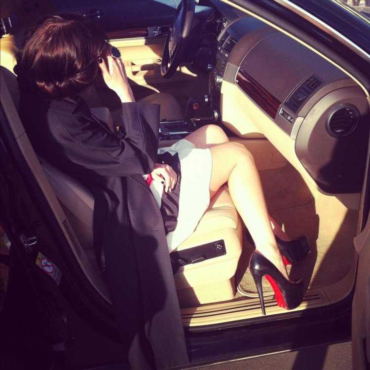 Девушка в машине