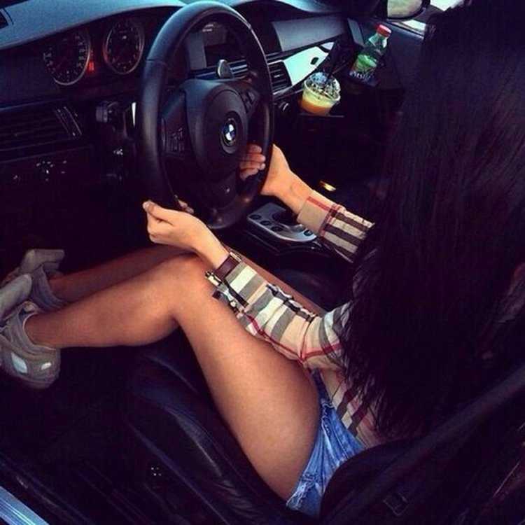Девушка в машине БМВ