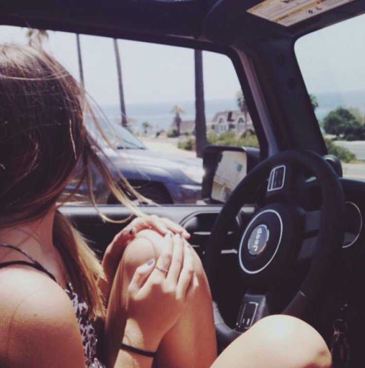 Две подруги в машине