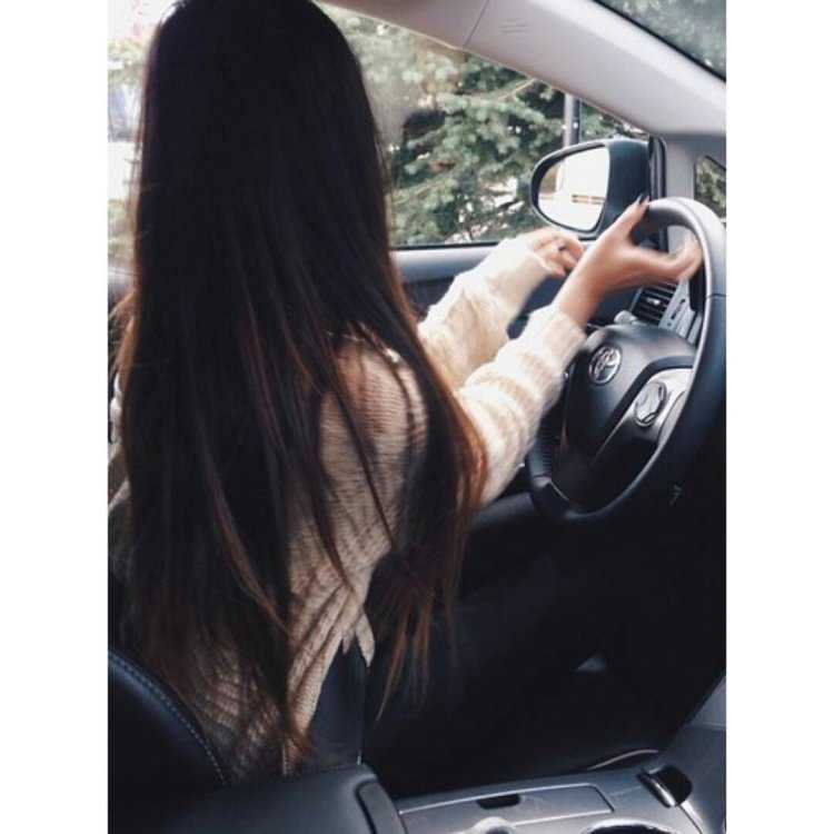 Девушка за рулем Тойоты