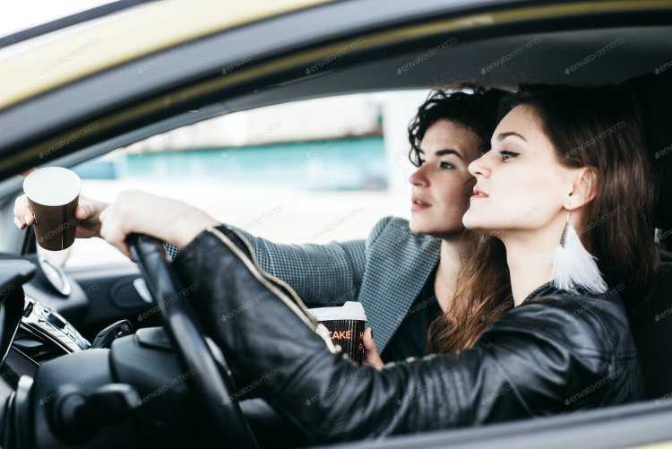 Две девушки в авто