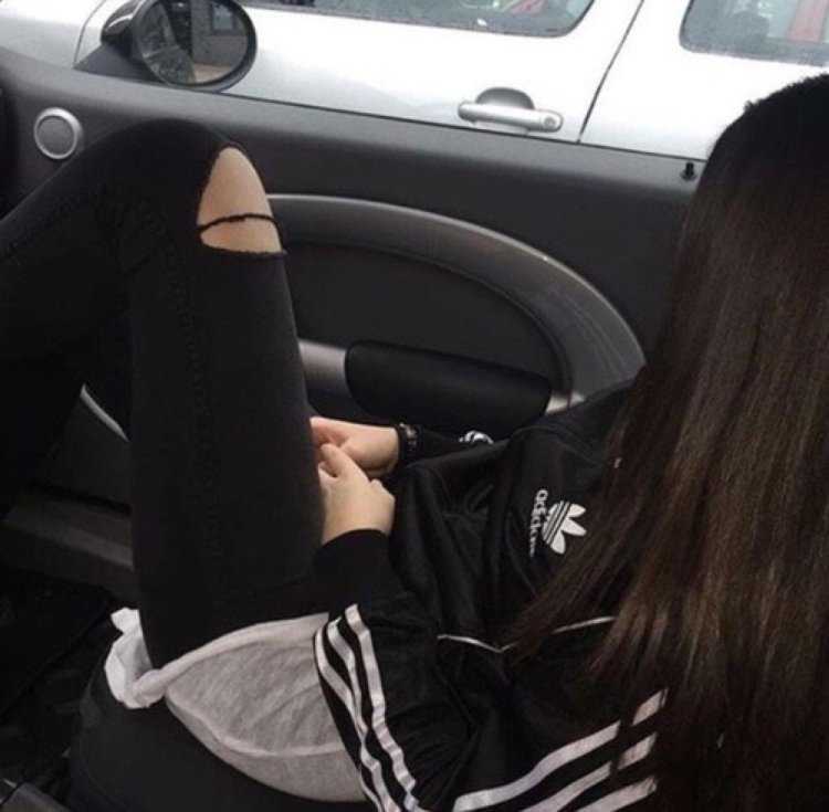 Девушка с черными волосами в машине