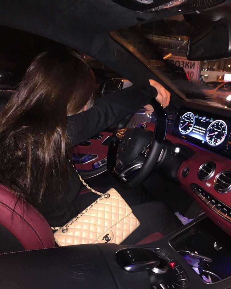 Девушка за рулем ночью