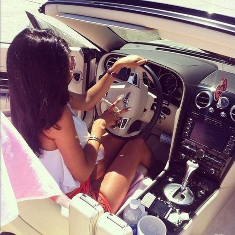 Красивая брюнетка в машине