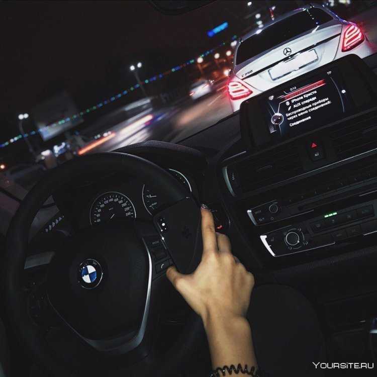 Девушка в машине БМВ