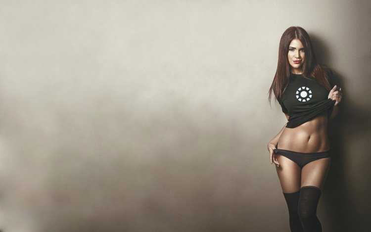 Девушки в футболках супергероев