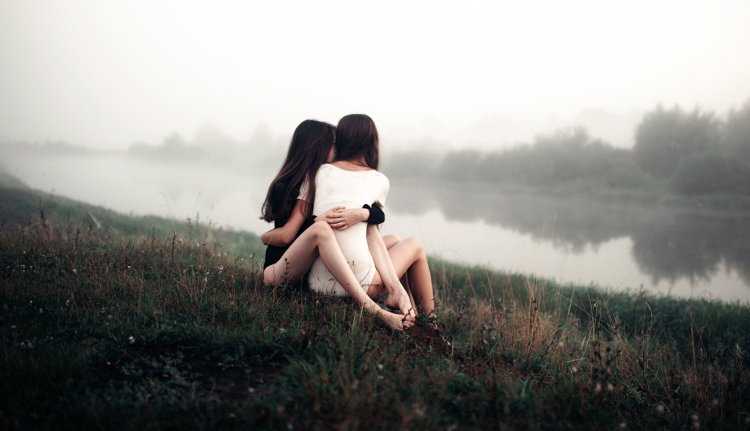 Две девушки обнимаются