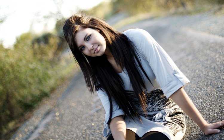 Милая девушка брюнетка