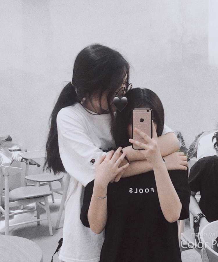 Кореянки подруги обнимаются