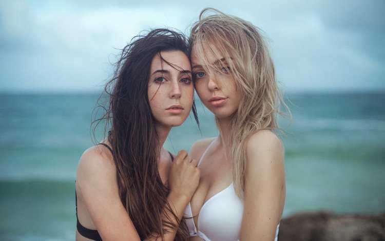 Две девушки