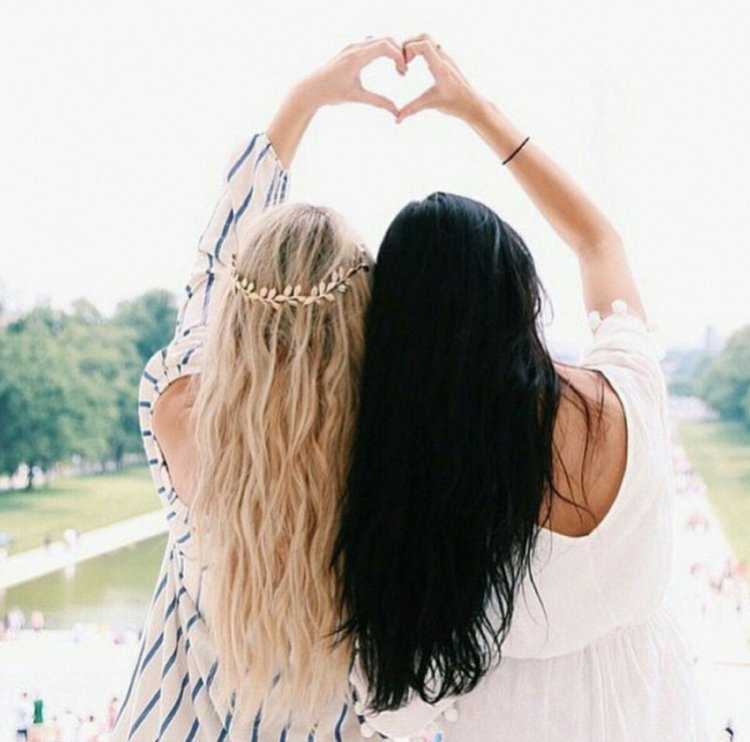 Две подруги брюнетки38