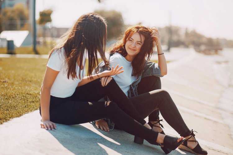 Подруги стоят