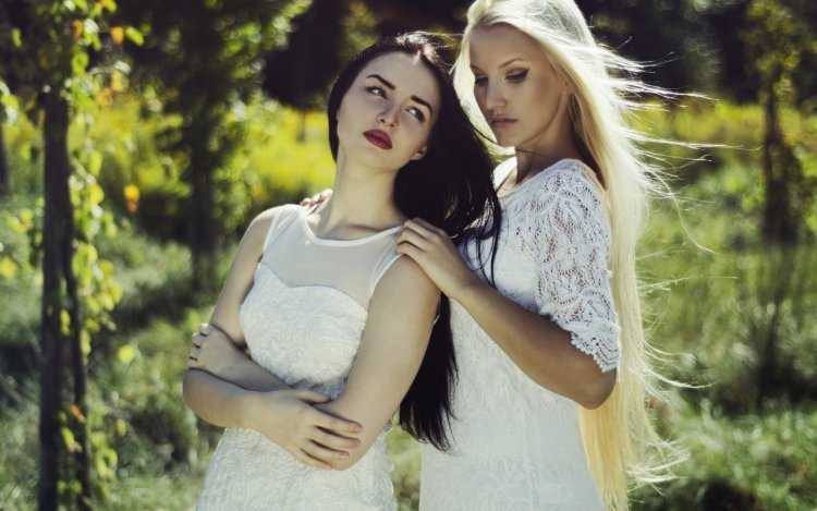 Две девушки