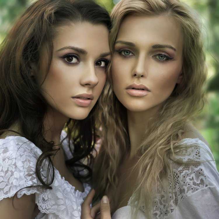 Две девушки