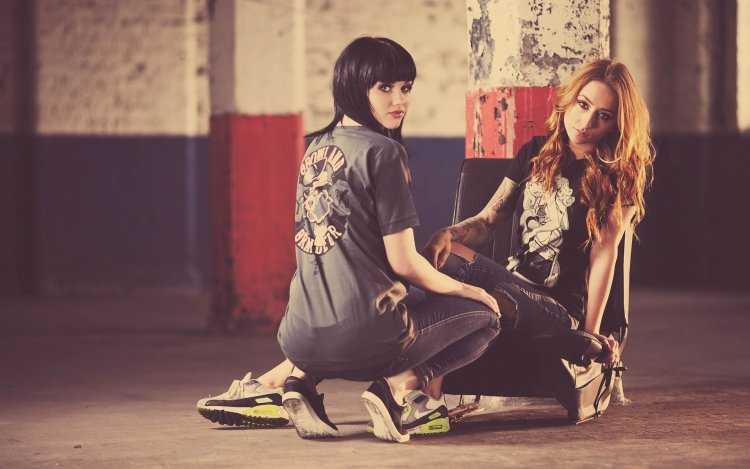 Рыжая и брюнетка