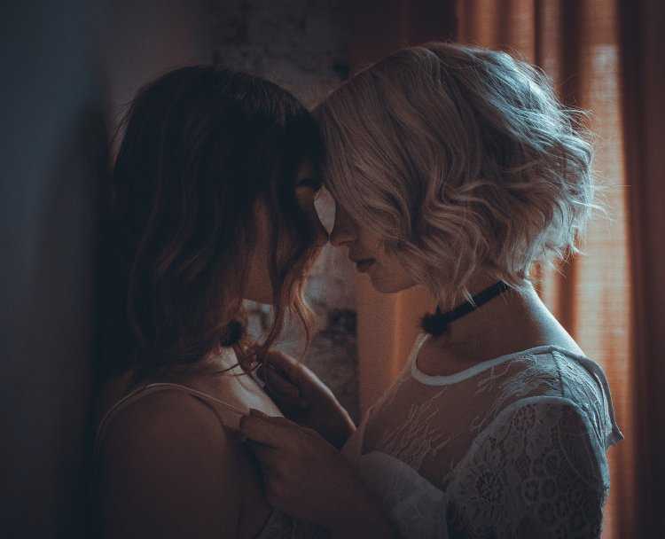 Объятия двух девушек