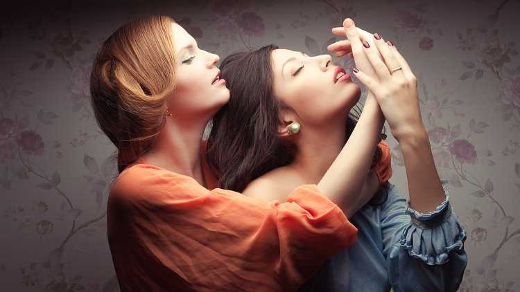 Домашний фотопортрет двух подруг