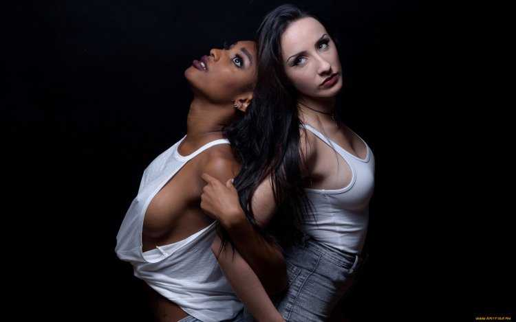 Блондинка и брюнетка