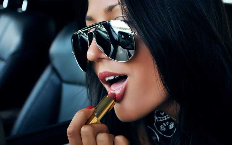 Дерзкая брюнетка