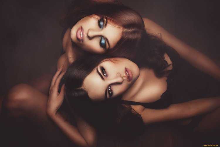 Фотосессия двух девушек в студии