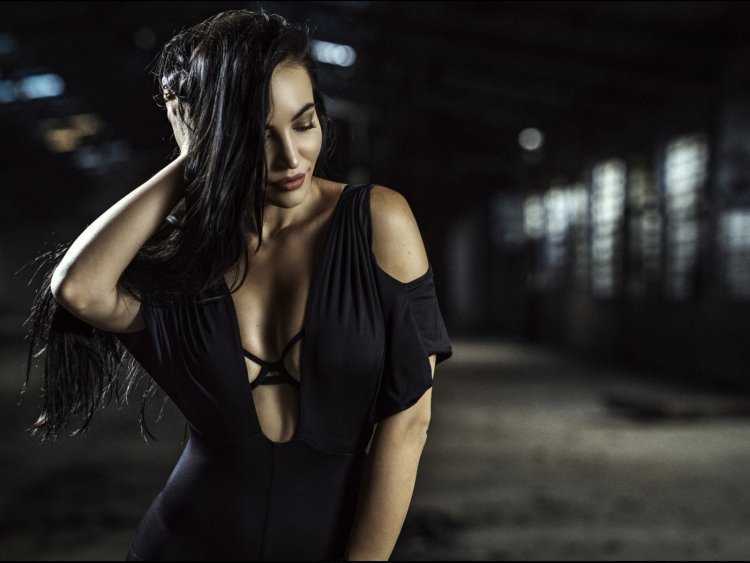 Ангелина Петрова в черном платье