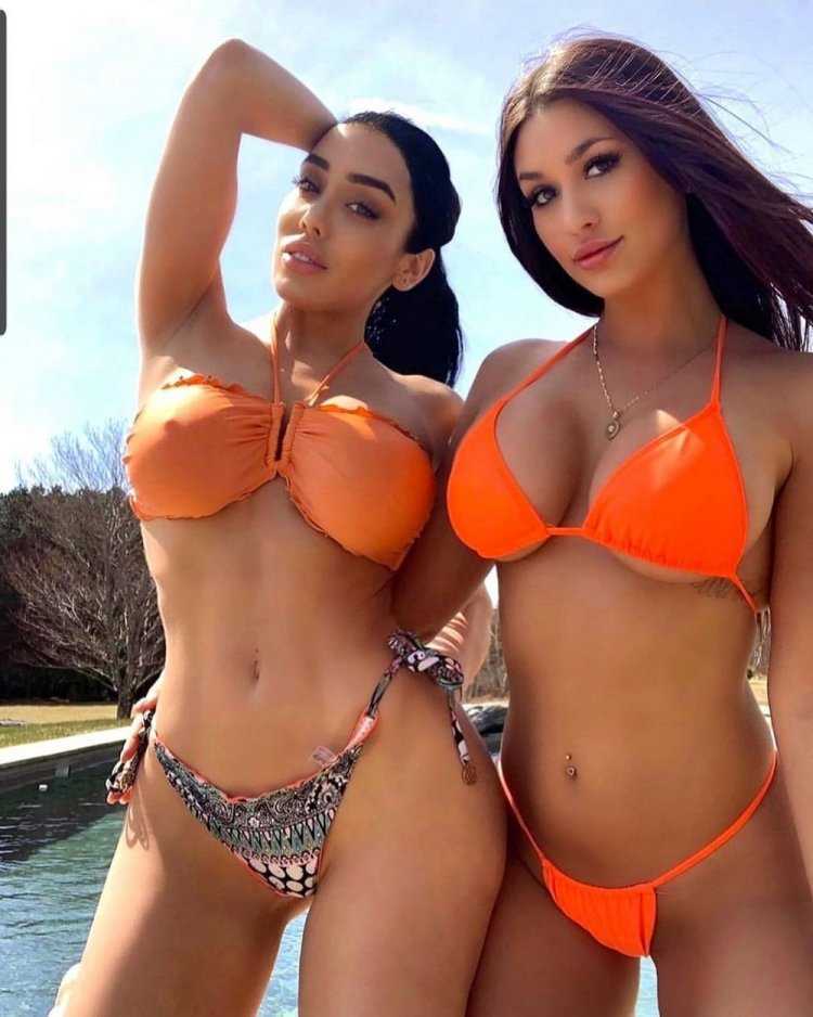 Молодые подружки в купальнике