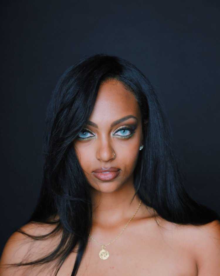 Темнокожая модель с голубыми глазами