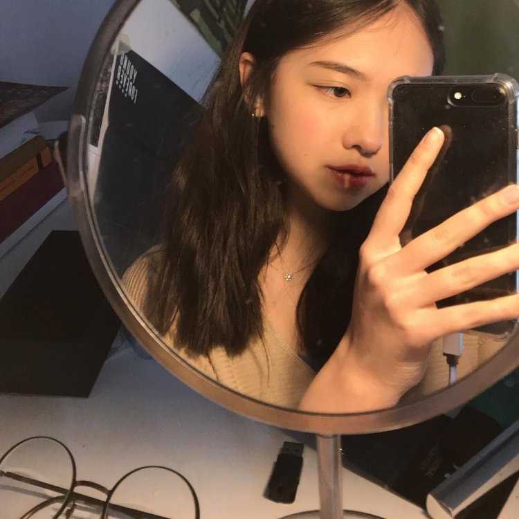 Кореянка Ким Лина зеркала