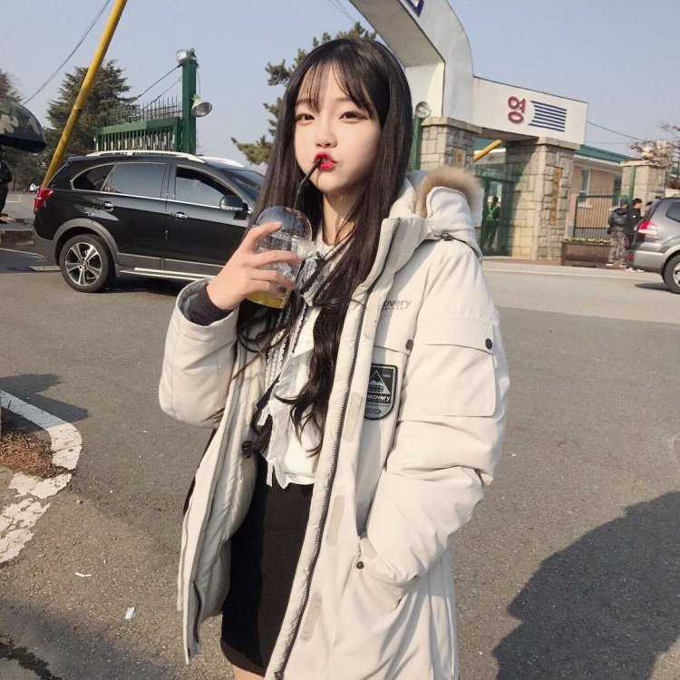 Весёлая девушка кореянка